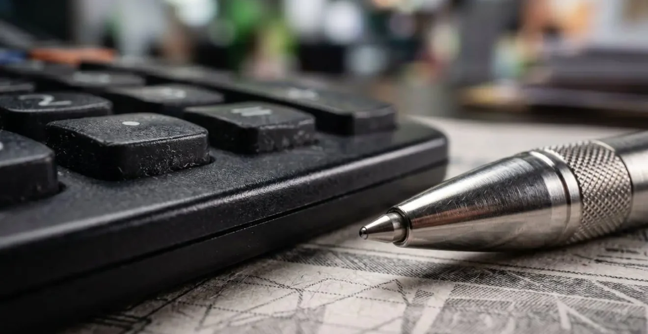 Bureau moderne avec calculatrice et graphiques financiers abstraits