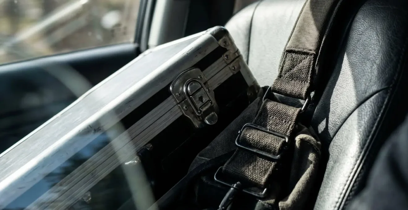 Vue macro détaillée de l'habitacle d'une voiture avec équipement professionnel sécurisé